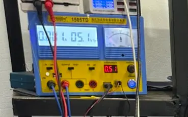 Alimentation de laboratoire 1505TD allumee sur l'etagere du poste de micro-soudure