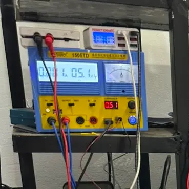 Alimentation de laboratoire 1505TD allumee sur l'etagere du poste de micro-soudure