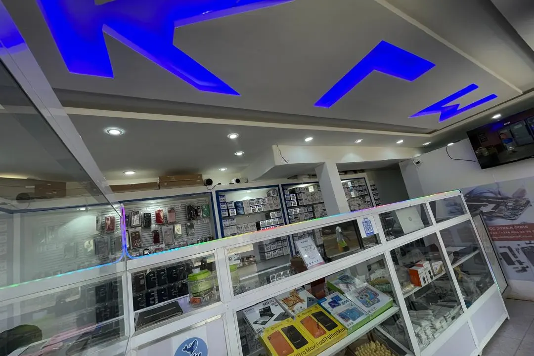 Vitrines de coques, d'accessoires et d'appareils de la boutique KLM-TECH, lettres KLM au plafond