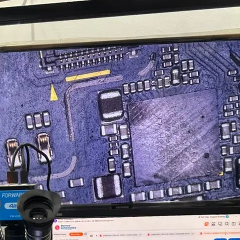 Carte mere de smartphone affichee sur l'ecran du microscope de l'atelier KLM-TECH