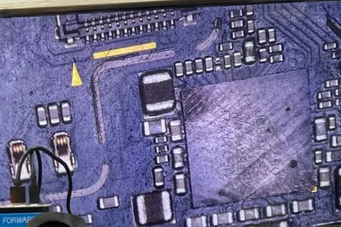 Carte mere de smartphone affichee sur l'ecran du microscope de l'atelier KLM-TECH