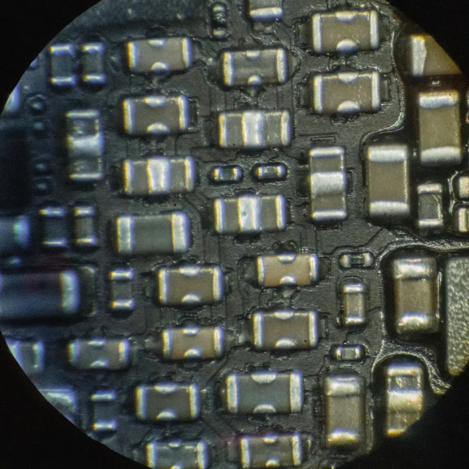 Condensateurs et resistances d'une carte mere vus a travers l'objectif du microscope