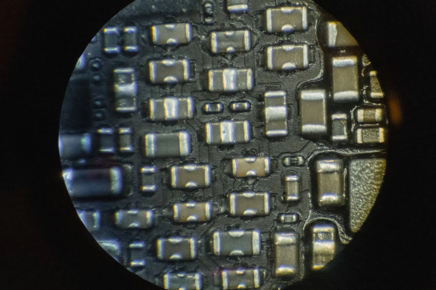 Condensateurs et resistances d'une carte mere vus a travers l'objectif du microscope
