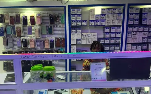 Comptoir de la boutique KLM-TECH, rayonnages de pieces detachees etiquetees