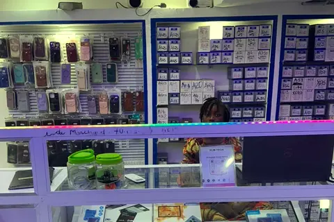 Comptoir de la boutique KLM-TECH, rayonnages de pieces detachees etiquetees