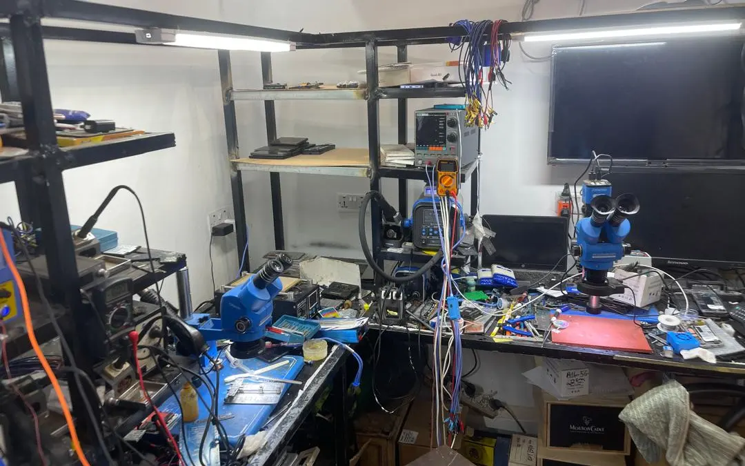 Poste de diagnostic de l'atelier KLM-TECH : deux microscopes, alimentation de laboratoire et multimètre