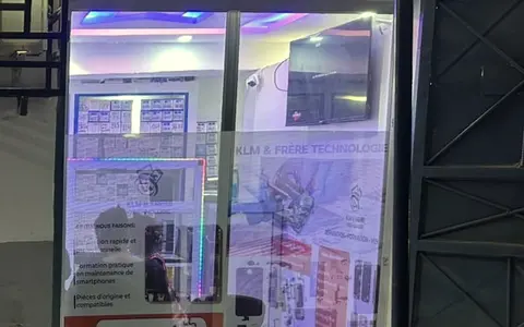 Vitrine de la boutique KLM-TECH a Kipe, Conakry, enseigne KLM & Frere Technologie
