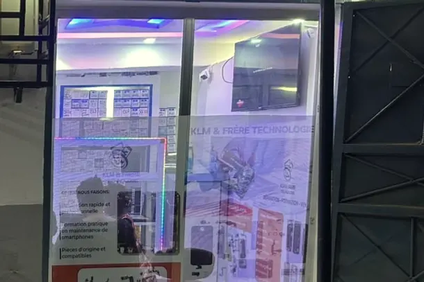 Vitrine de la boutique KLM-TECH à Kipé, Conakry, enseigne KLM & Frère Technologie