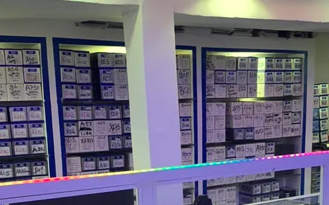 Mur de boites de pieces detachees etiquetees par reference dans la boutique KLM-TECH