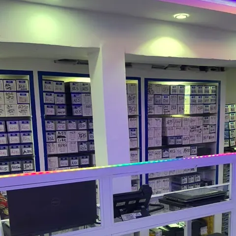 Mur de boites de pieces detachees etiquetees par reference dans la boutique KLM-TECH