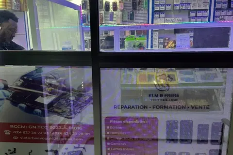 Entree vitree de la boutique KLM-TECH, adhesifs reparation, formation, vente